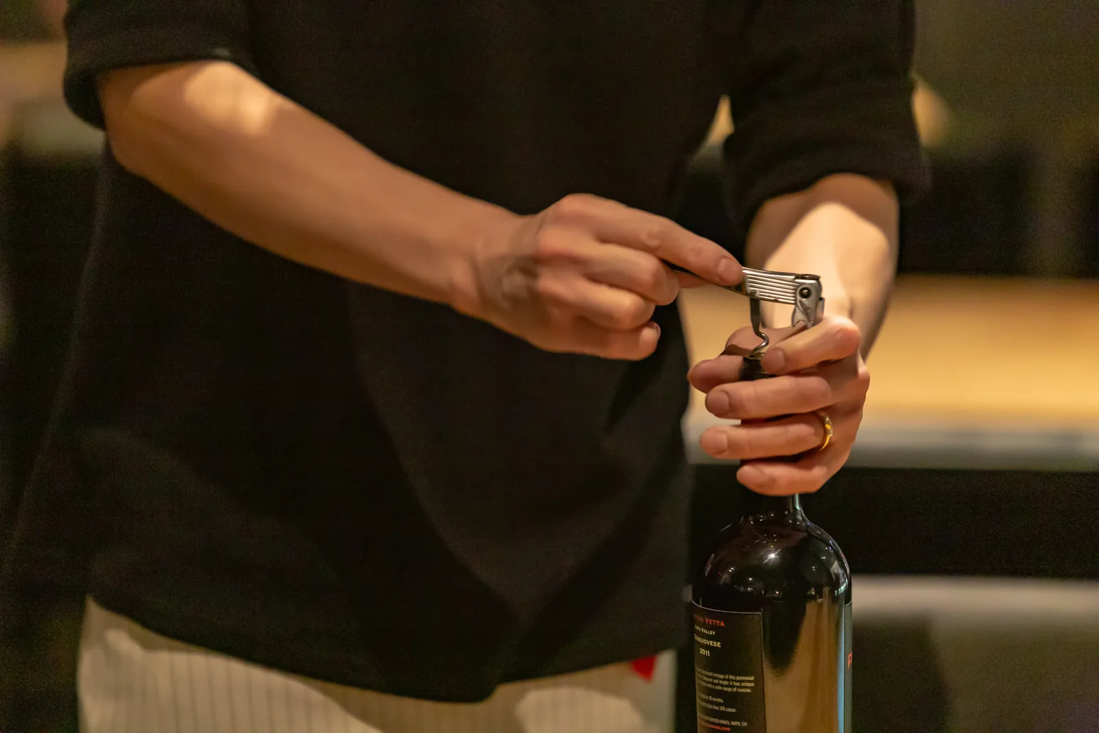 BiSTRO ViNOでワインボトルを開ける様子